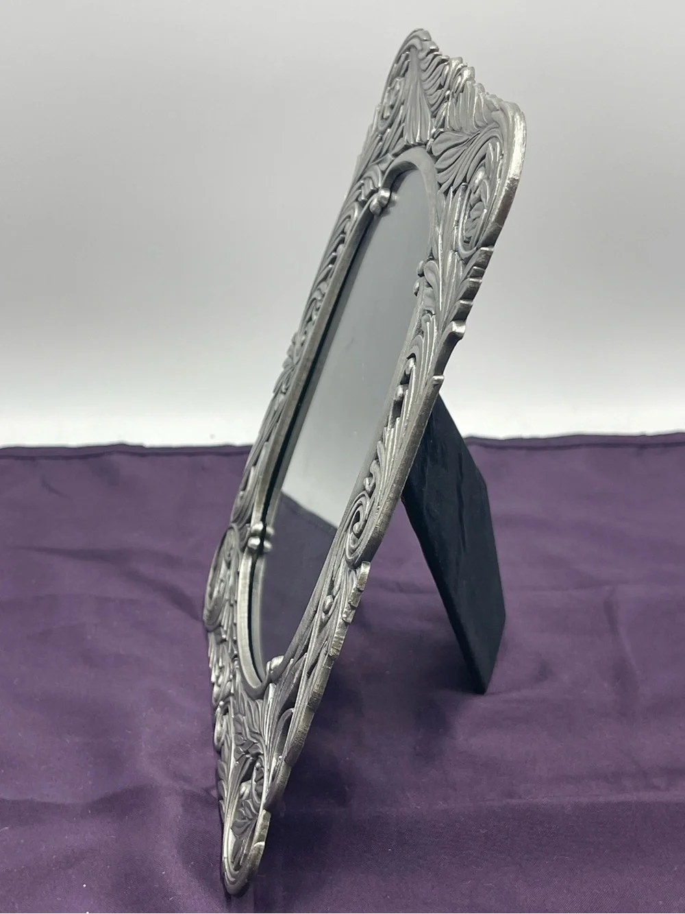 Vintage Ornate Silver Tone Metal Picture Frame w/ 5x7 Oval Opening Acanthus Leaf